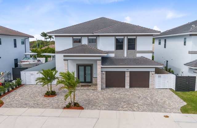 4BR/4BTH Miami Oasis: Stylish Retreat w/BBQ & Trampoline - Near Beach & Airport
