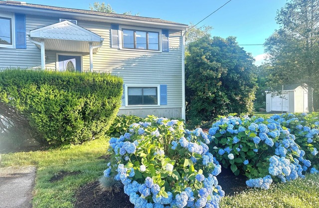 4BR Coastal Cottage with Private Beach and Private Beachside parking