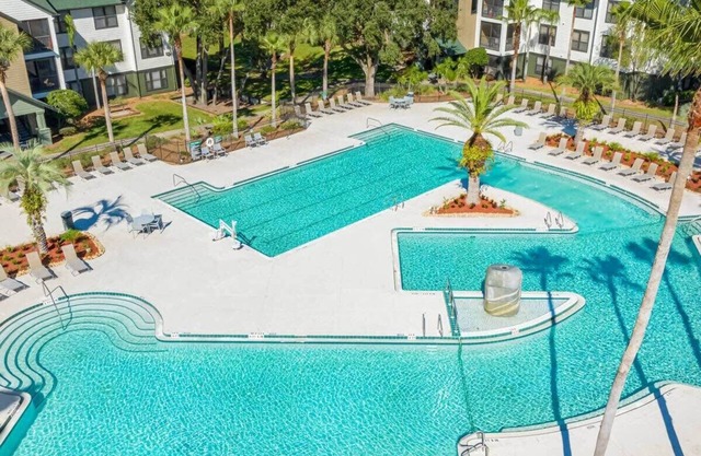 4BR Condo with Pool and Gym, Long Term Stays Allowed