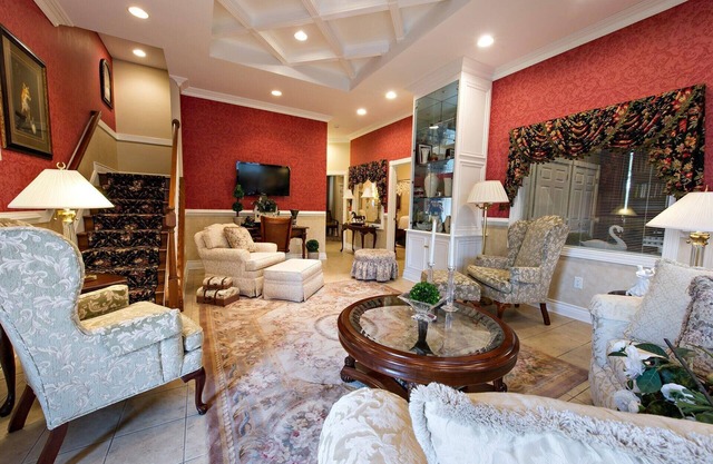 4BR Cottage: Pool, Near Downtown, Heated Spa-Open Year Round, On-site Masseuse!