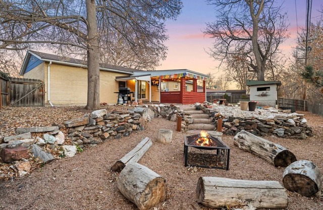 4BR Family Home | 2 King Beds | Firepit | BBQ | Fenced Yard