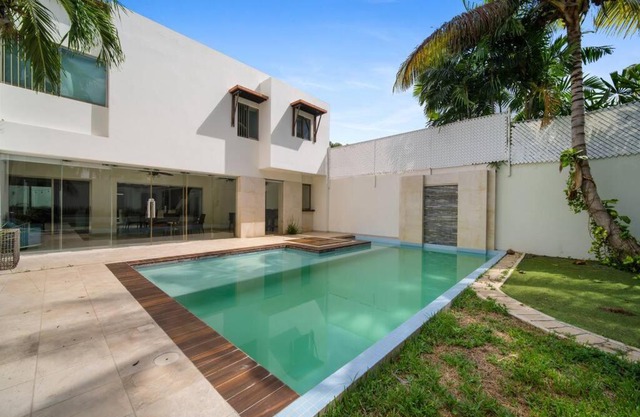 4BR family house with pool