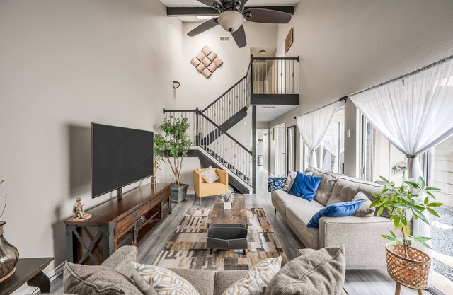 4BR Family Townhome W/Cozy Patio