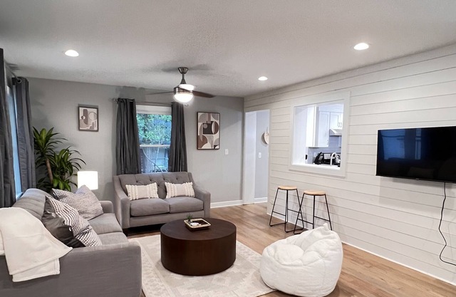 4br Home in Quiet Neighborhood - Beautiful Yard!