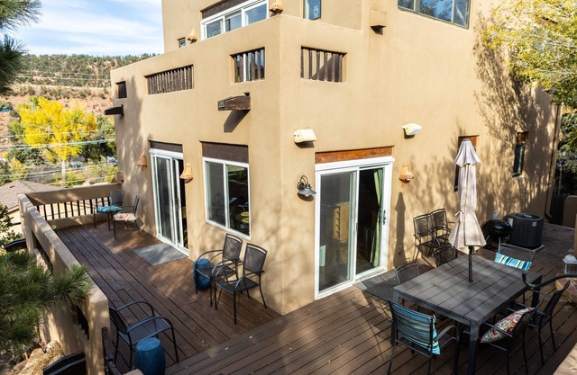 4BR Home, Pikes Peak views and a 1 block walk to downtown Manitou Springs.