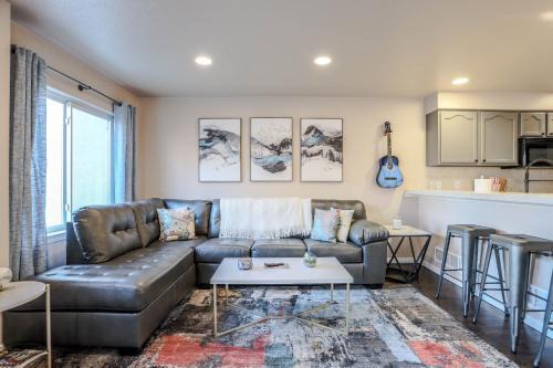 4br Home W Coffee Bar & Patio Seating