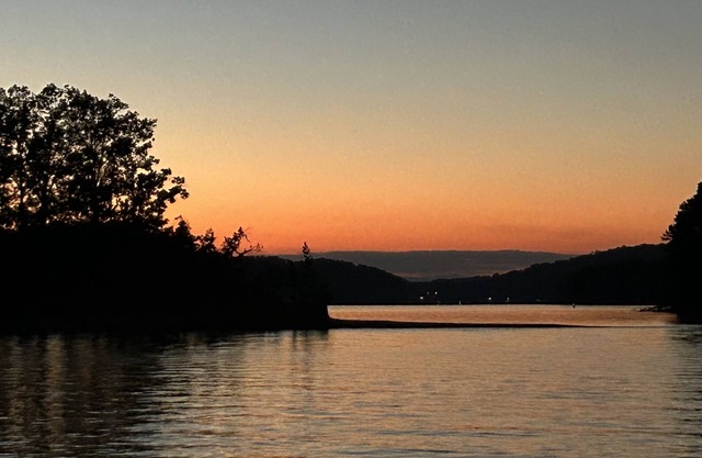 4BR house located on beautiful Lake Hartwell, 30 min. from Clemson University.