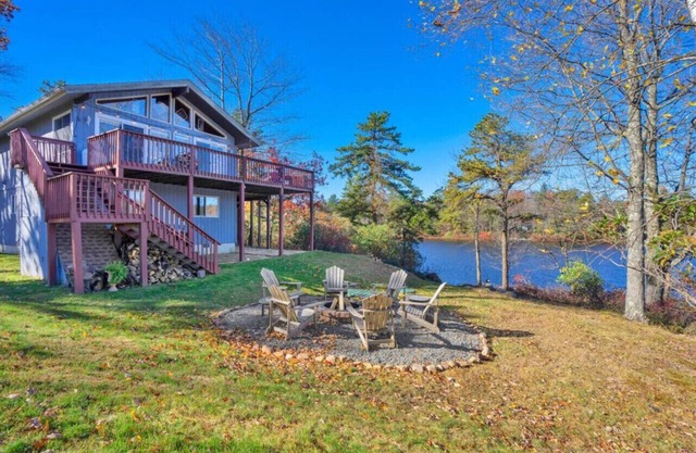 4BR Lakehouse | Sleeps 10 | Fire Pit, Dock, Kayaks