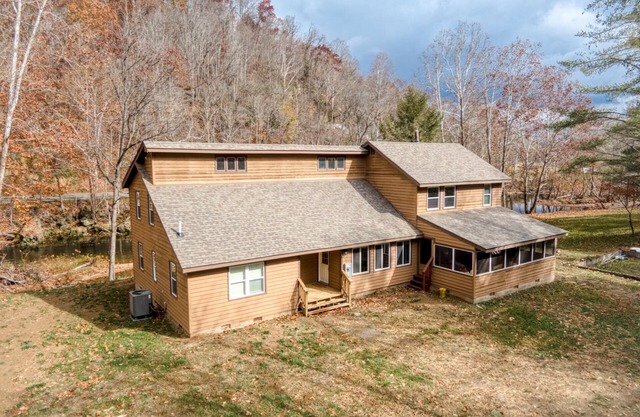 4BR Lodge on Wolf Creek – Fishing, Hiking, New River Fun & Hokie Weekends