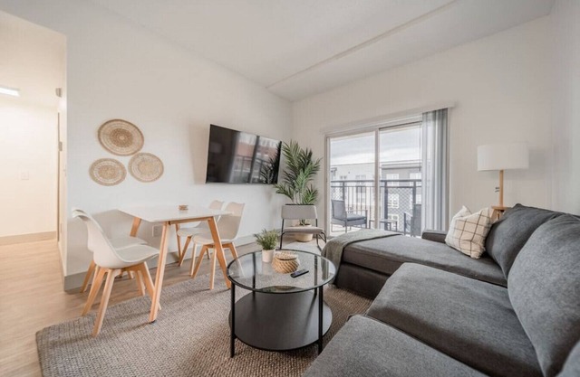 4BR Modern Apt Central Location near Spectrum Std