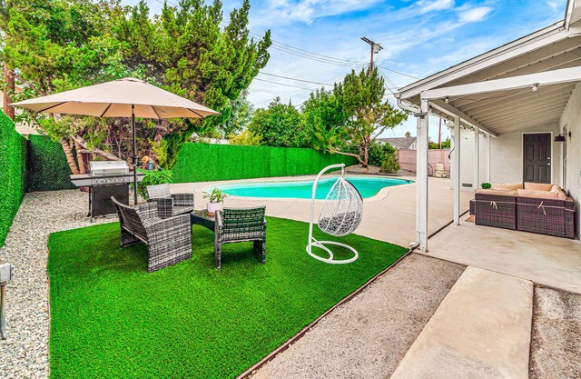 4BR Oasis House W/ Pool & 2 car garage