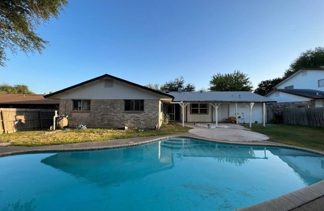4BR Pool Furnished Extended Stay near Randolph AFB Fast Wi-Fi W/D Month+