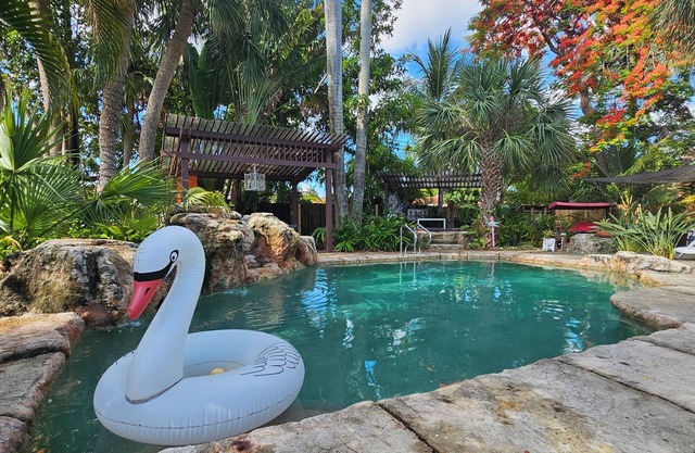 4BR, Private Backyard Oasis/POOL & HotTub(Jacuzzy)