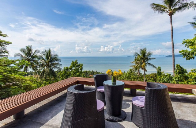 4BR Samui Villa w/Waterfall & Pool in Laem Set