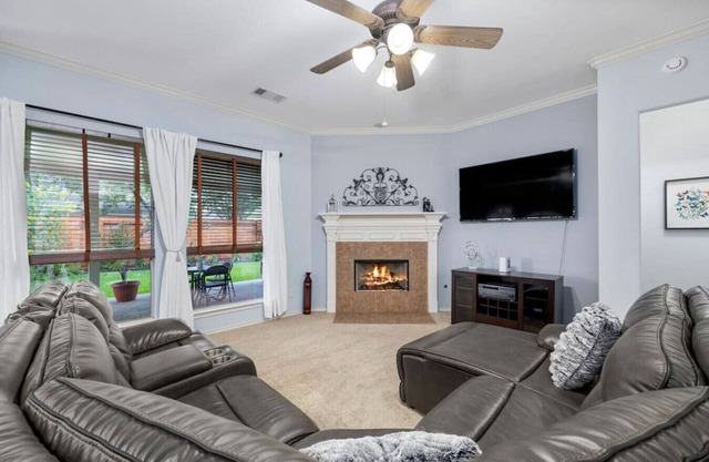 4BR Sleeps 9, Foosball, Patio, Near Race Park