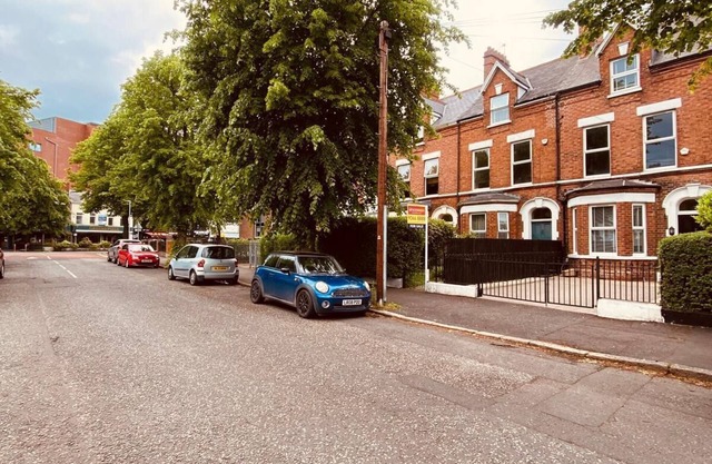 4BR Spacious Home- 5 Mins to City - Parking
