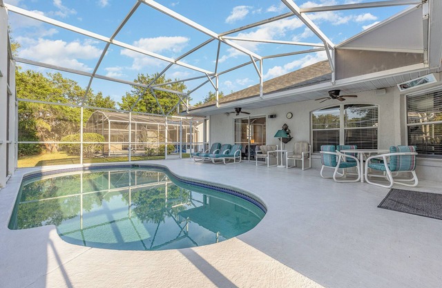 4BR sunny retreat with pool, water views, W/D, 10 miles from Disney