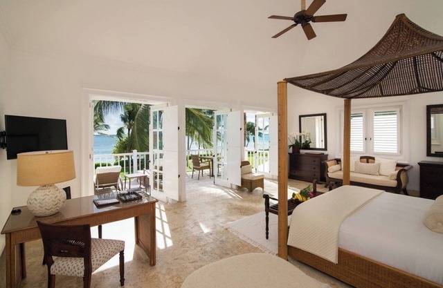 4BR Unit Sunny Escape! Pool, Pets, Free Parking, Breakfast & Private Beach Area