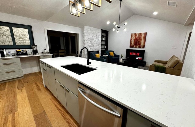4BR3BA~Priv Office~FastWifi~1 Story~Pet~15 min DT