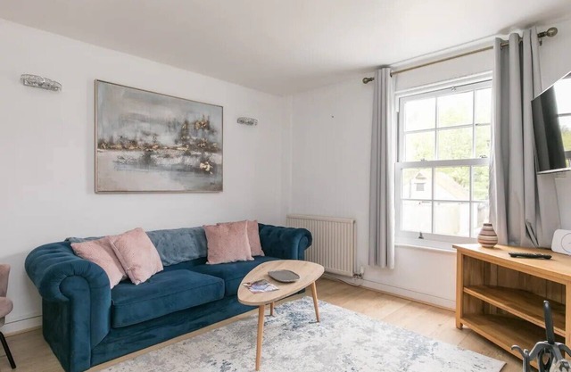4OC · Fab English Country Cottage | Pass the Keys