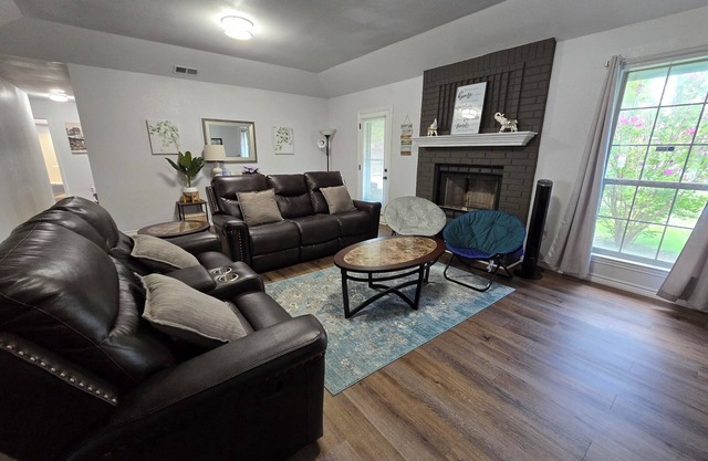 5/2.5 house King, Queen, Full, Twin beds near Hendrick S. & Dyess. NO CARPET