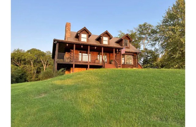 5 Acre 3 Bedroom Cabin Next Door to Troubadour