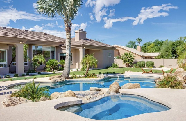 5 bd Luxury Oasis, Heated Pool/Spa, Pickle Ball!