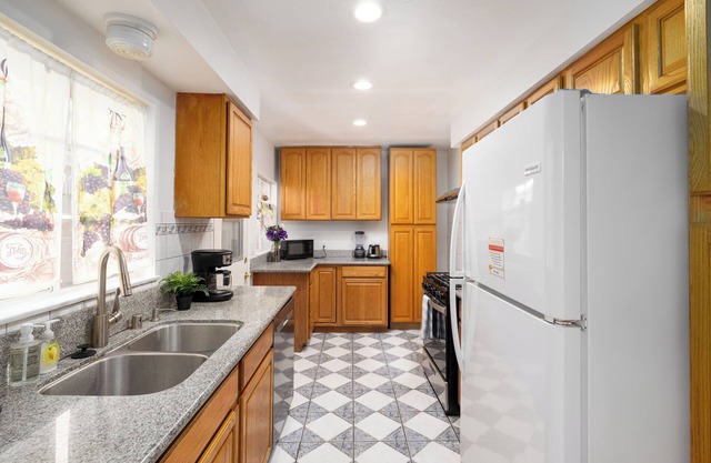 5 BD with Natural Lighting, AC, W/D