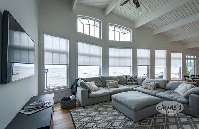 5 bdrm, 3 bath Beach Chalet! Steps to Georgian Trail! Georgian Bay Views!