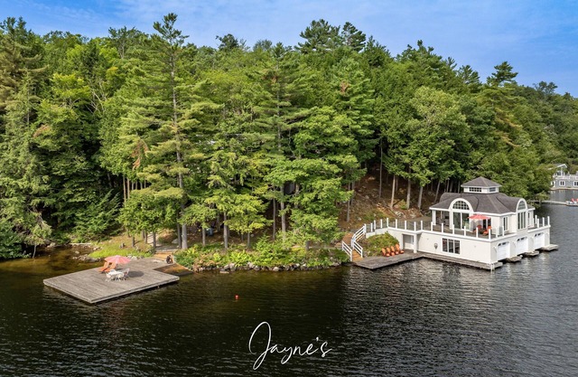 5 bed 3 bath cottage on Lake Muskoka + Boathouse with a loft
