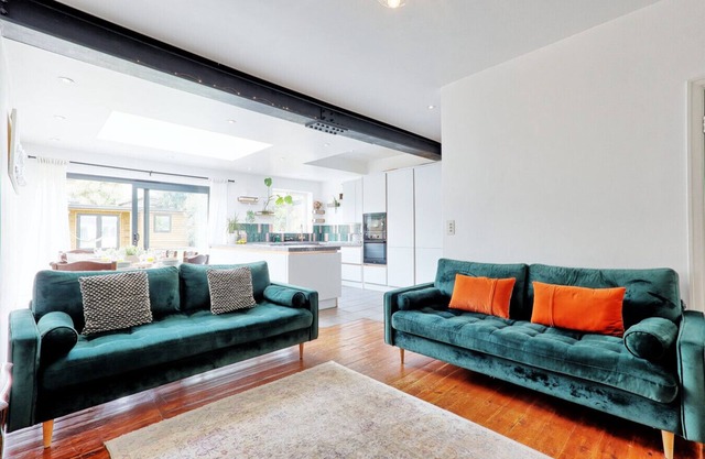 5 Bed, Garden, Parking +sofa Bed