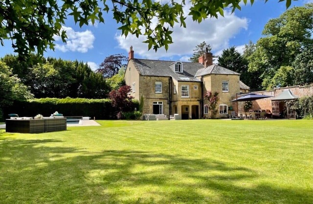 5-Bed Georgian Home, Pool, BBQ & Games Rooms