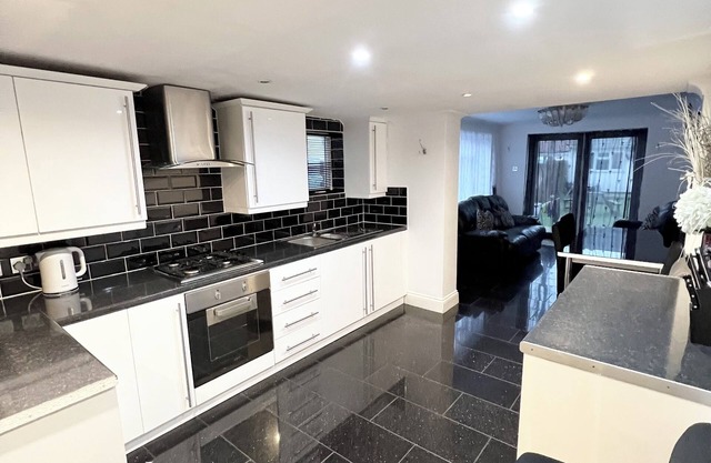5 Bed Rooms Property Close To Stratford City.