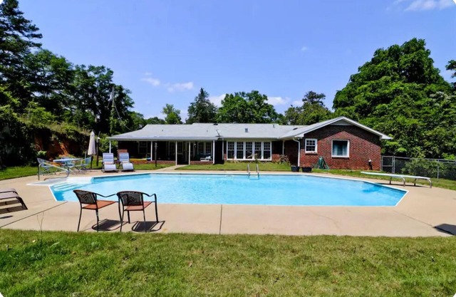 5 bedroom 2 1/2 bath house in Phenix City with beautiful pool, near Fort Moore.