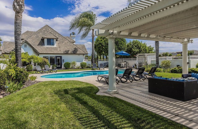 5 bedroom 3.5bath Pool, Views, Fire Pit, Vineyard Wine Country Estate!