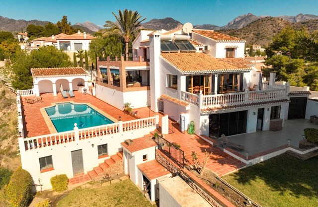 5 Bedroom 3 en-suite hot tub & 17m pool