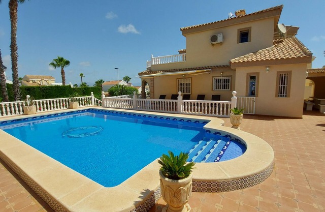 5 bedroom 4 bathroom villa with private pool 9MX5M and bar in Gran Alacant.