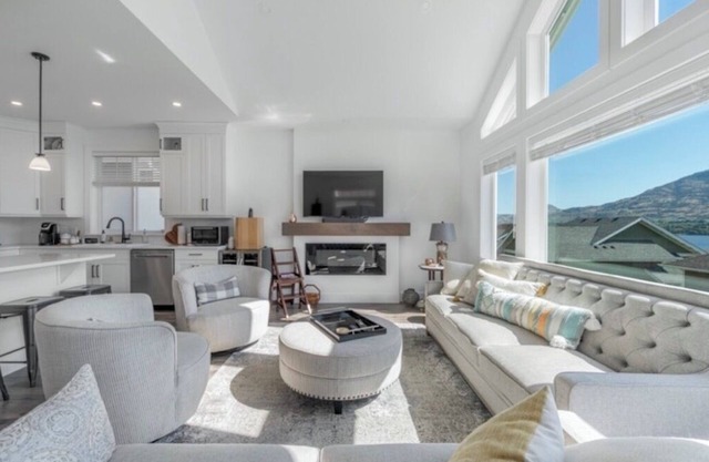 5 bedroom, 4 Bathroom on the LakenEnjoy Beach in Summer, Ski in Winter