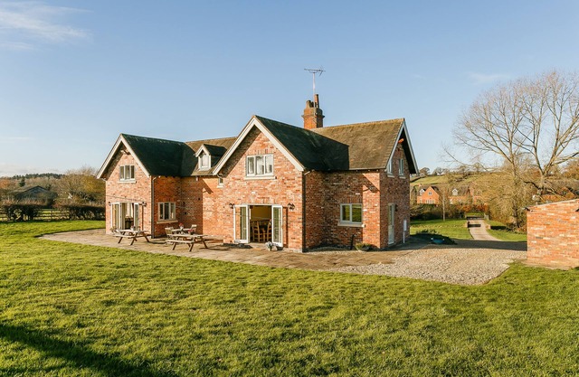 5 bedroom/5 bathroom Self catering cottage - sleeps 14 - Hot Tub available