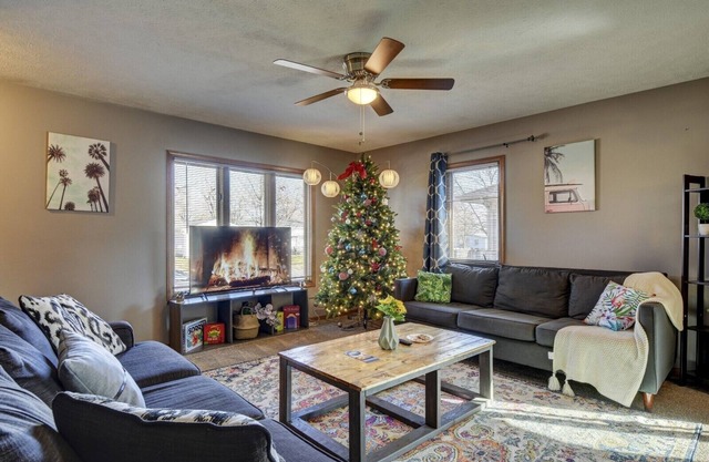 5-bedroom/6-bed home & Minutes away by foot to the pedestrian bridge