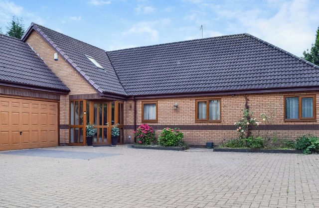 5 bedroom accommodation in Gamston, near Nottingham
