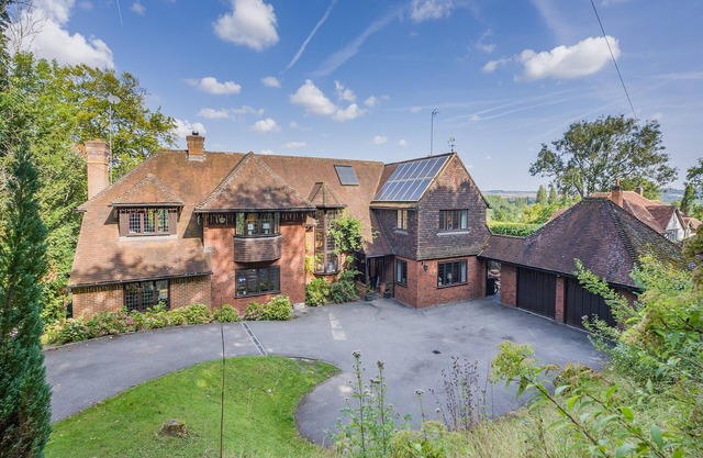 5 bedroom accommodation in Marlow