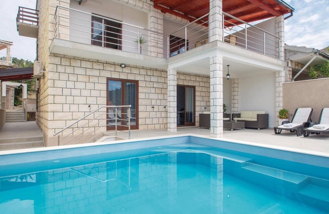 5 bedroom amazing home in Brna