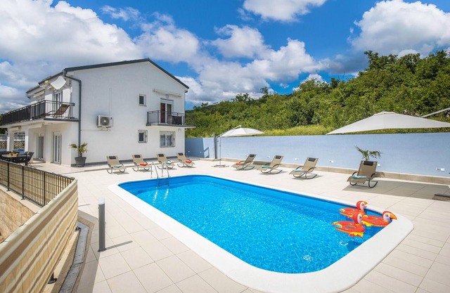 5 bedroom cozy home in Selce