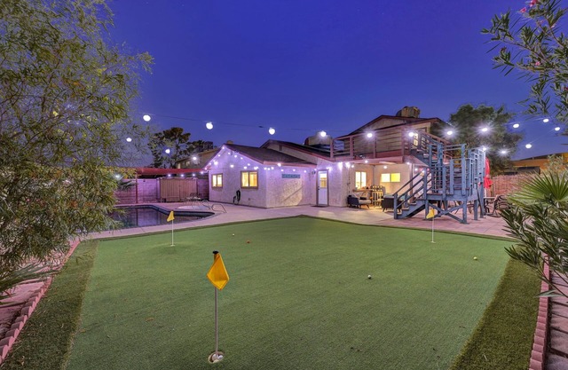 5 bedroom home by strip, pool, mini golf, karaoke