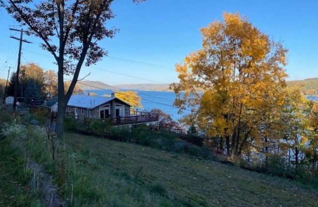 5 BEDROOM HOME w/dock and hot tub
