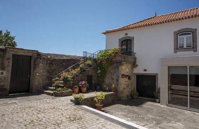 5-bedroom house close to beaches and city amenities.