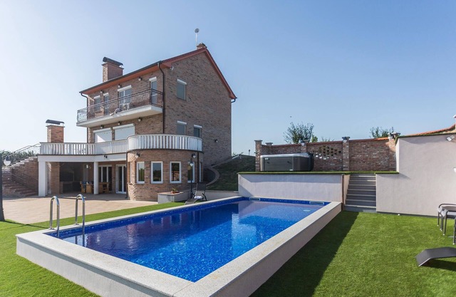 5 bedroom lake front home in Ceminac