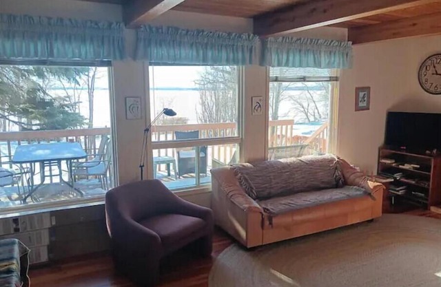 5 bedroom lakefront cabin at Pigeon Lake just 1 hour from Edmonton