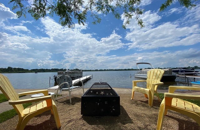 5 bedroom Lakefront Home For Relaxing and Entertaining with pontoon.